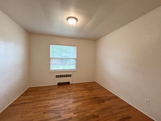 Building Photo - One Bed, One Bath, Vintage Charmer!