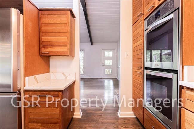 Building Photo - 2026 N Akin Dr NE