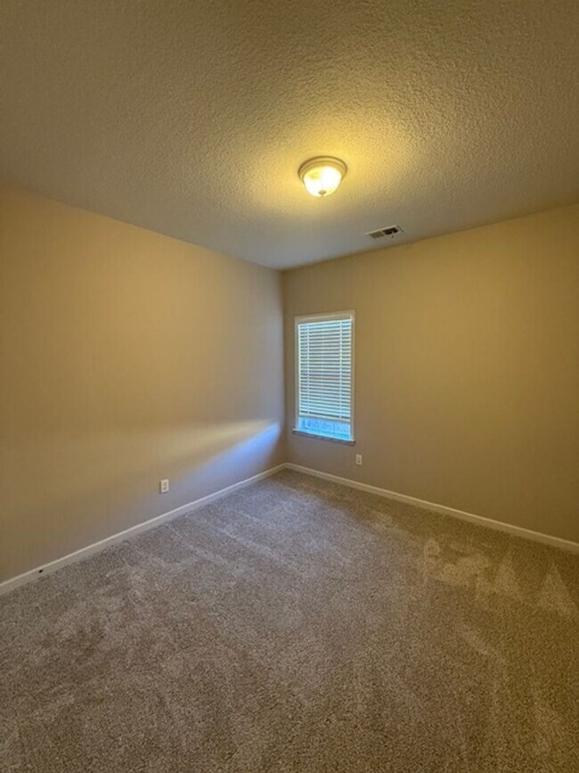 Building Photo - 3 bed 2 bath home with a large bonus room and an additional room that would be perfect for an off...