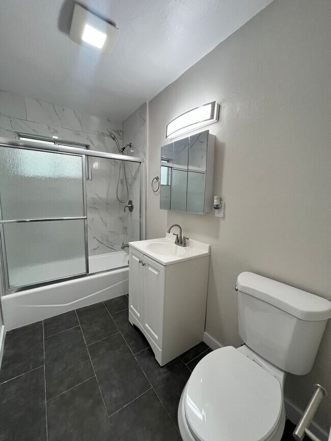 Building Photo - MOVE IN SPECIAL*$500 OFF 2ND MONTHS RENT*SPACIOUS 1 BEDROOM 1 BATH DOWNSTAIRS
