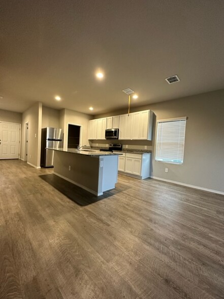 Modern kitchen with stainless appliances - 2130 Dry Moss Pass