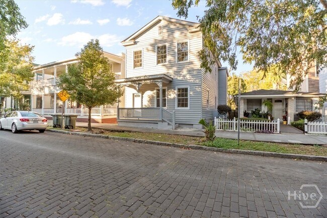 Building Photo - 318 E Waldburg St