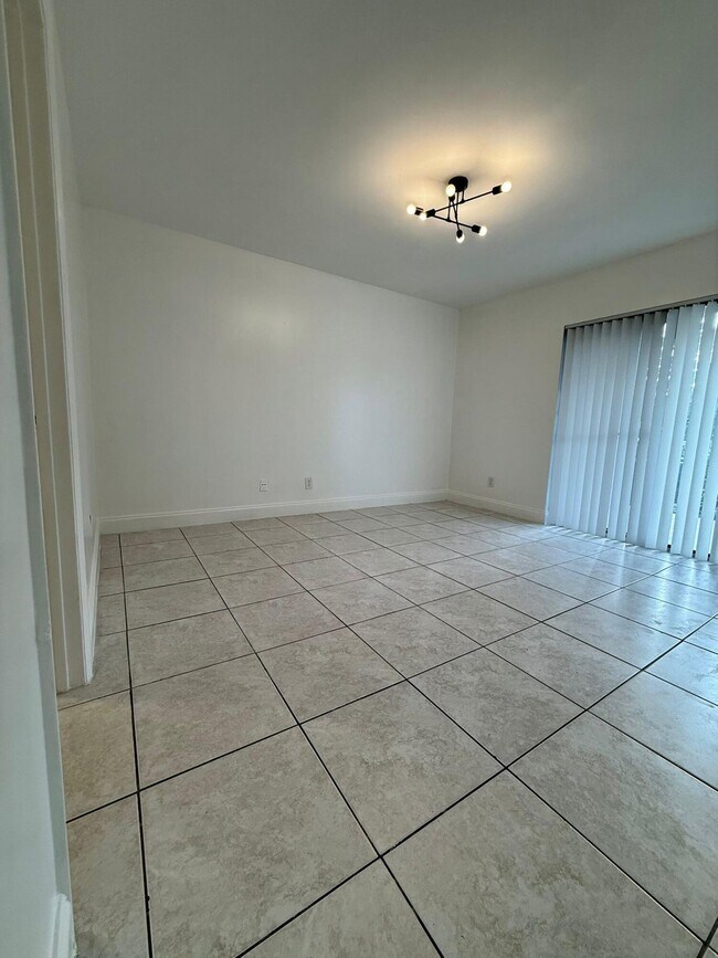 Building Photo - 530 S Park Rd