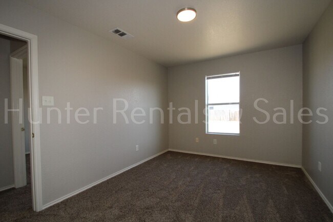 Building Photo - Spacious!