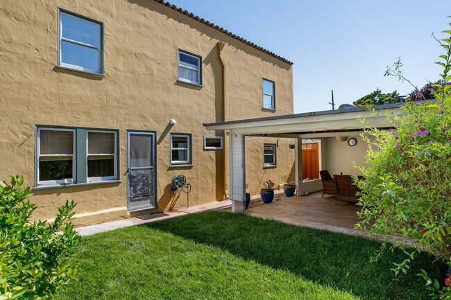 Building Photo - 818 Collier Dr