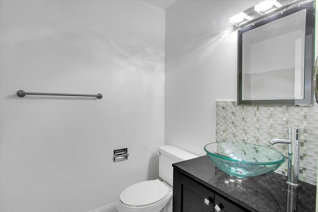 Building Photo - 1645 Estate Cir
