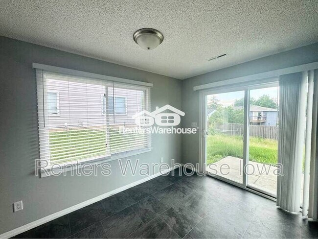 Building Photo - 2112 E Caulder Ave