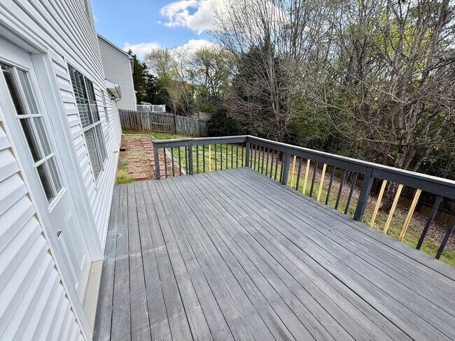 Building Photo - West Knoxville 37932 - 4 bedroom, 2.5 bath home - Contact Tanner Fee (865) 850-5103