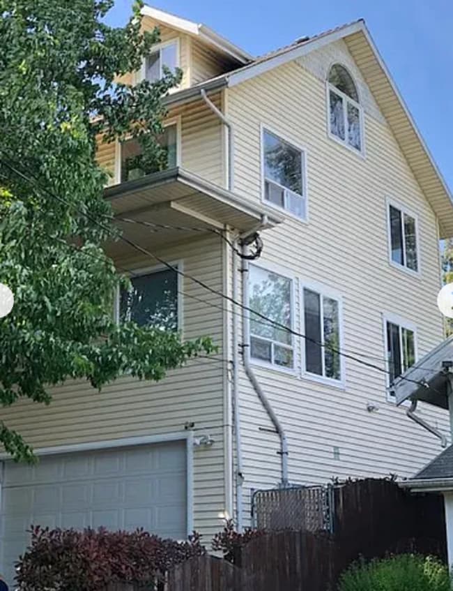 Building Photo - Spacious upper 3-bedroom unit with 2 full ...