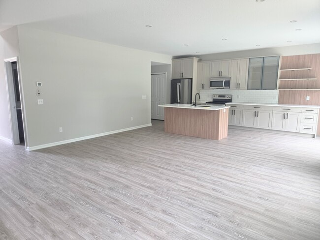 Building Photo - 3565 Canal Square Dr
