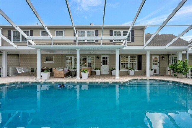 Building Photo - Luxury 5 Bed/4 Bath Pool Home on a Golf Course in Central Sarasota