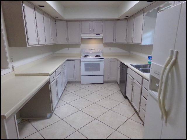 Building Photo - 400 Maxine Ave