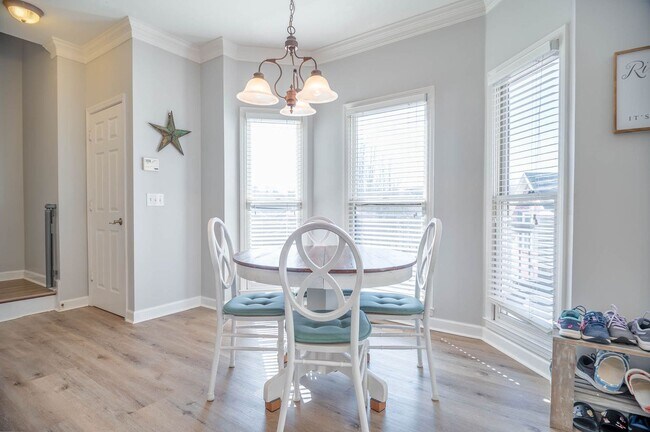 Building Photo - Spacious home situated on a fantastic cul-...