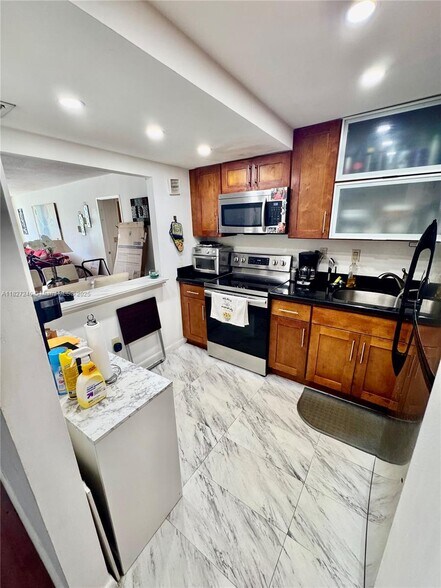 Building Photo - 3731 N Country Club Dr