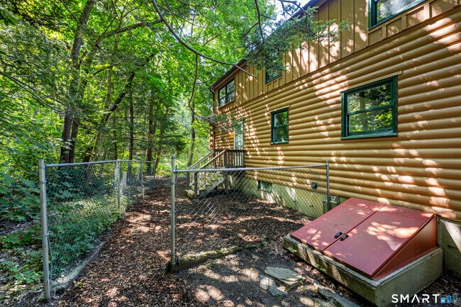 Building Photo - 176 Lake Dr E