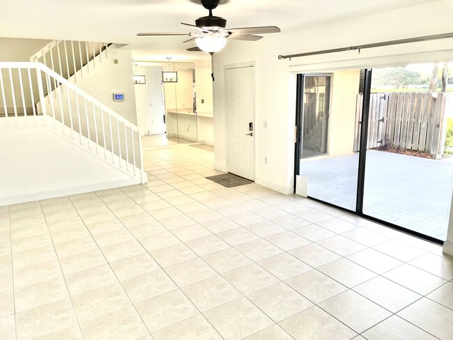 Building Photo - Beautiful Townhome in West Palm Beach!