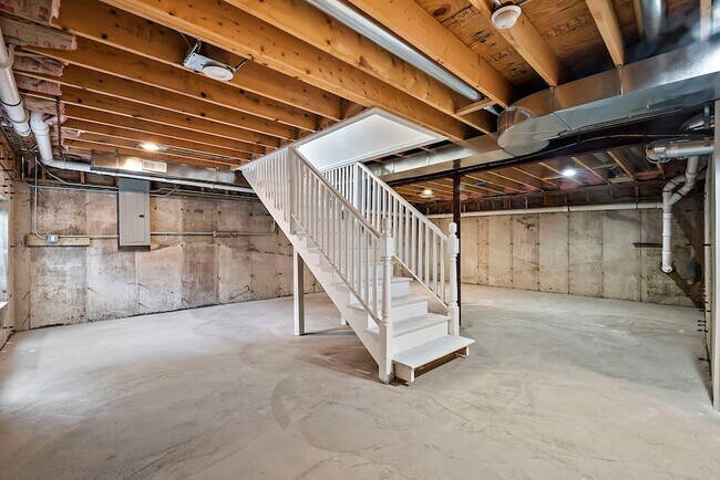 Building Photo - 741 N County Line Rd