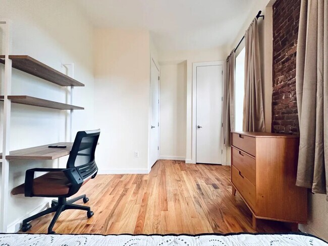 Building Photo - Furnished room/NOT APARTMENT