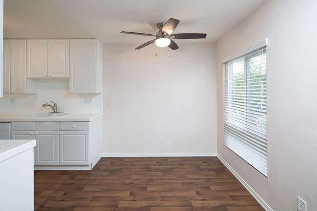 Building Photo - Large 2BR in Pacific Beach w/ a Fireplace and 2 Parking Spaces!