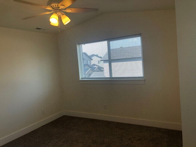 Building Photo - Newer 3 bedroom, 2.5 bath duplex in desirable neighborhood! MOVE IN SPECIAL!