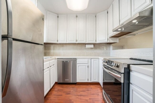 Building Photo - 1130 Fontana Dr
