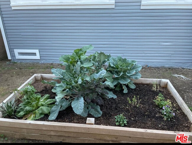 Building Photo - 4922 Genevieve Ave