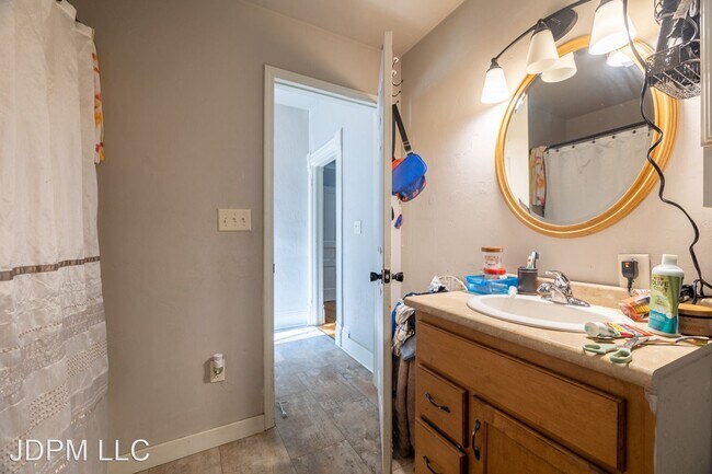 Building Photo - 5 br, 1 bath House - 233 W 11th Avenue