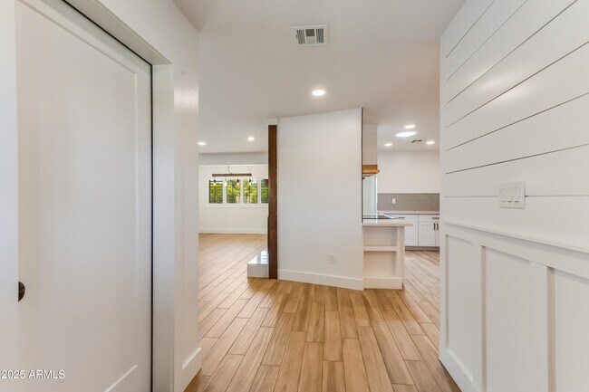 Building Photo - 1028 E Manzanita Dr
