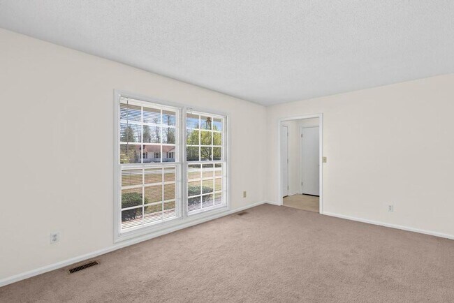 Building Photo - Country Living! Brick Ranch!