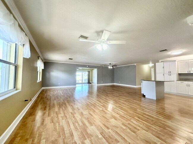 Building Photo - 1560 Salmon St