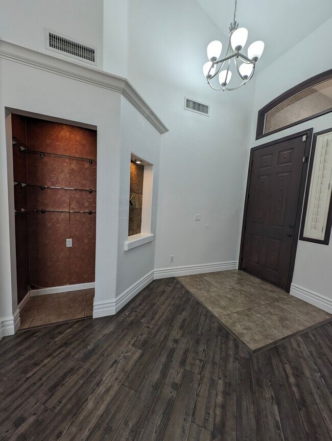 Building Photo - BEAUTIFUL executive style home w/ entertainer's dream backyard!