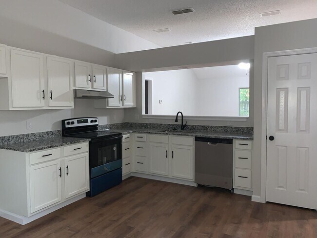 Building Photo - 120 Plumthicket Way