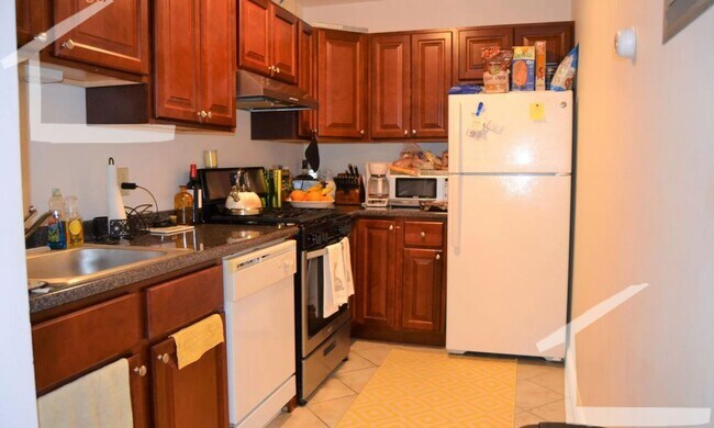 Building Photo - Great 2-bed with Pool!  Ht + HW Incl., 2 Parking Spots Included.  Cat Friendly