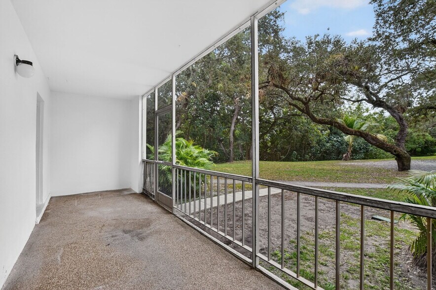 Screened Patio 644 NW 13th 11 - 644 NW 13th St