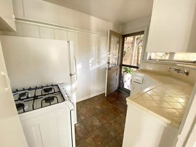 Building Photo - Cozy one bedroom one bath located on pch!