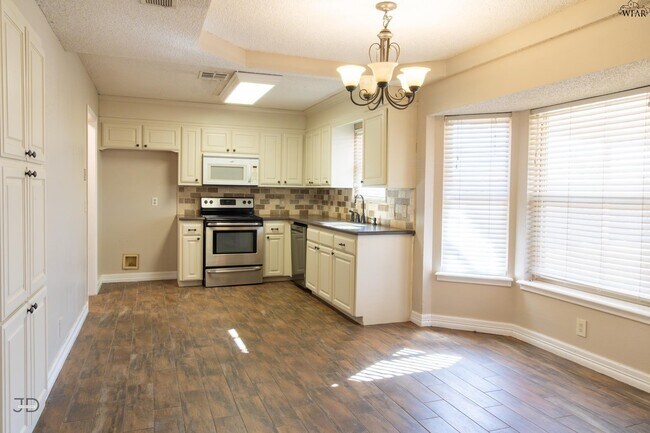 Building Photo - 505 W Coleman Ave