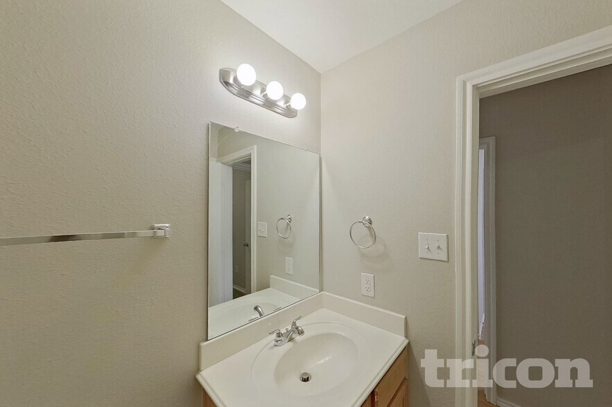 Building Photo - 216 Rambling Way