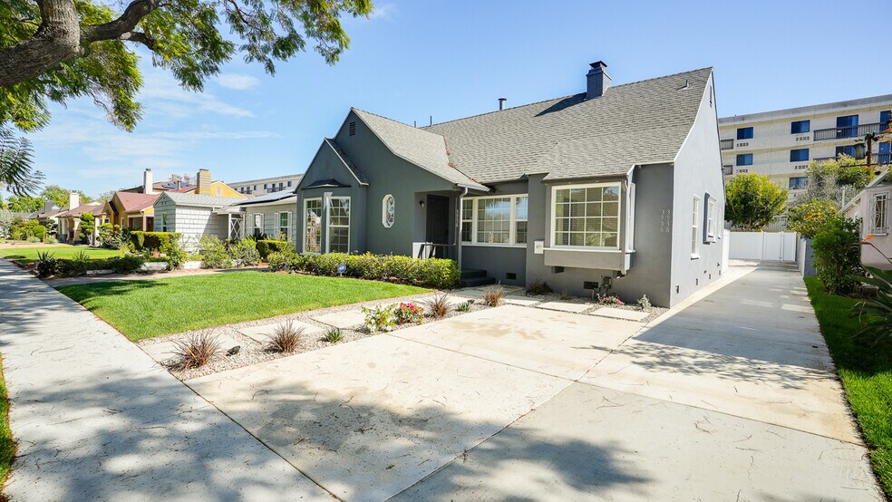 Building Photo - 3936 S Victoria Ave