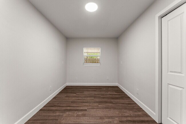 Building Photo - Charming 4-Bed with 2 Full Baths and Large...