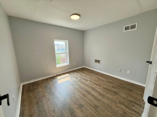 Building Photo - 122 S Champion Ave