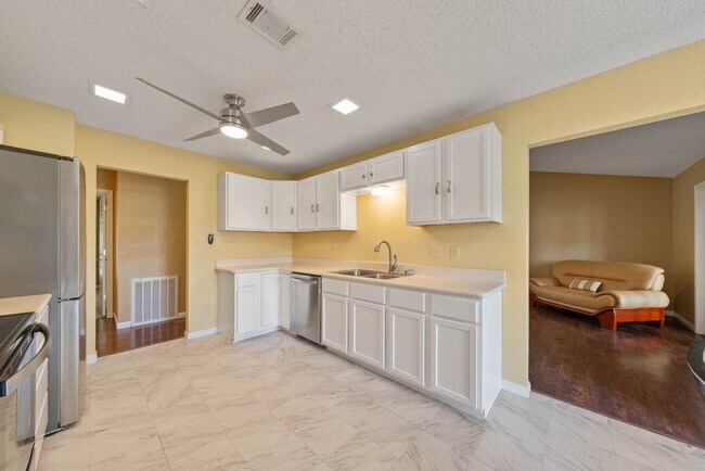 Building Photo - Charming 3-Bed Home with Fireplace & Garage in New Braunfels – 1,505 Sq Ft of Comfort
