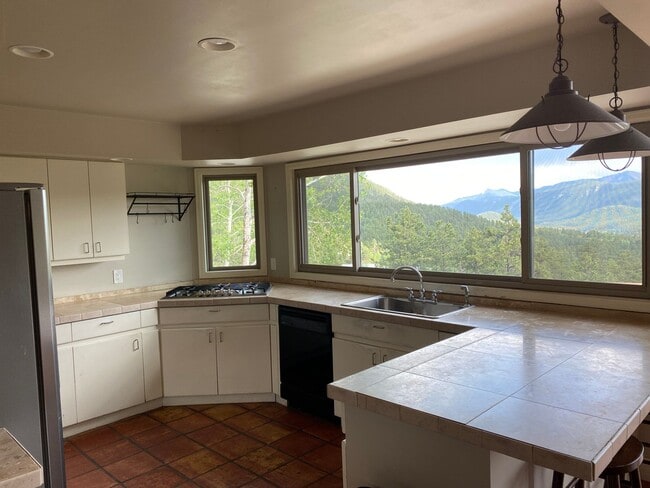 Building Photo - Mountain Views!