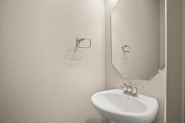 Building Photo - 709 Pinnacle View Dr