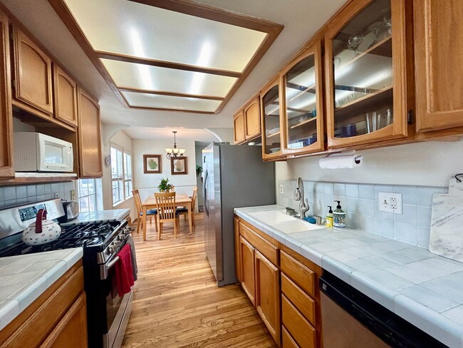 Building Photo - Spacious Beach House in South Oceanside