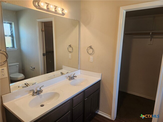 Building Photo - 2320 Petersburg Ln