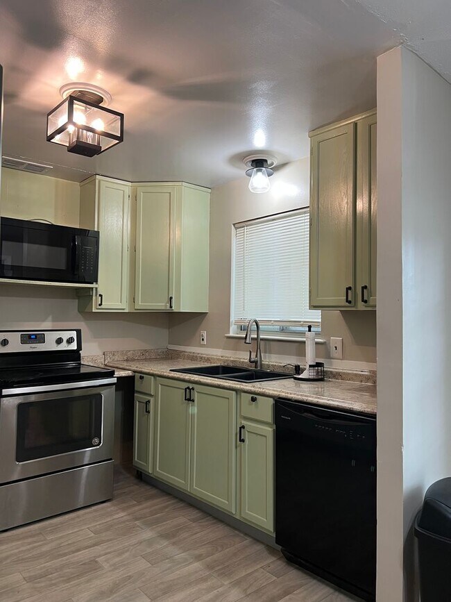 Building Photo - 223 Larissa Dr