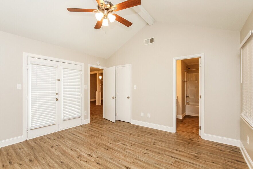 Building Photo - 105 Interlaken Pl