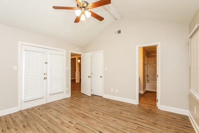 Building Photo - 105 Interlaken Pl