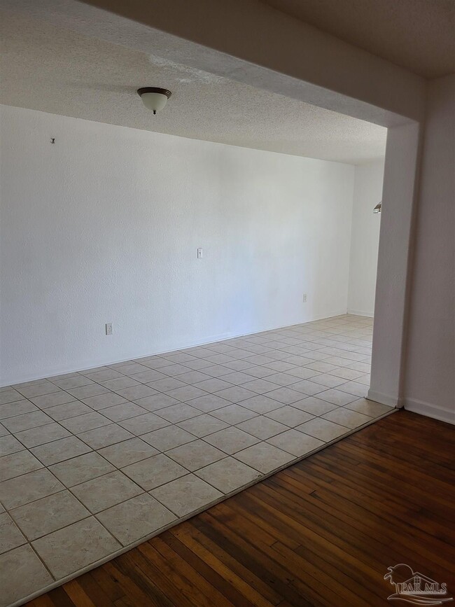 Building Photo - 415 Gibbs Rd