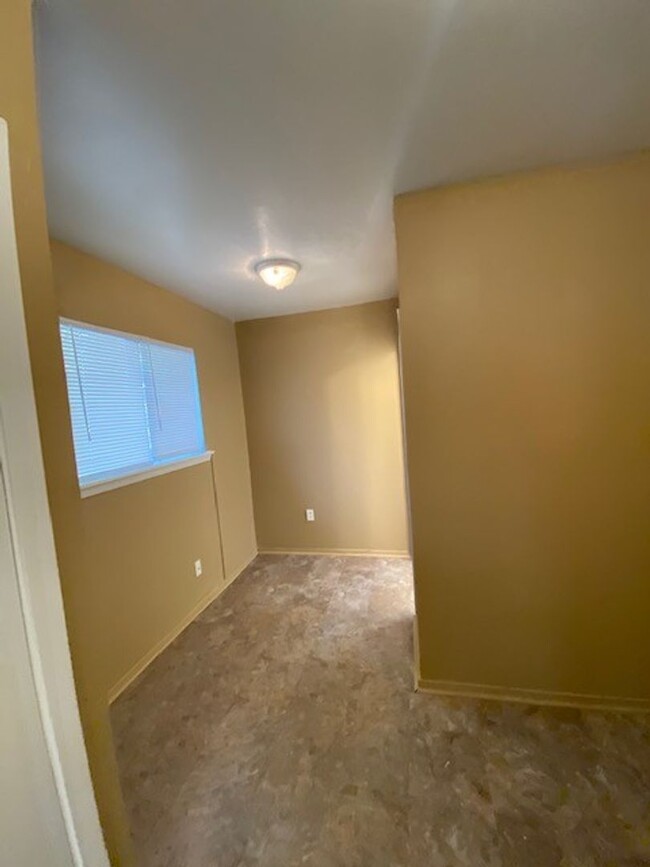 Building Photo - Cozy 3-bedroom, 1.5 bath for lease in west...